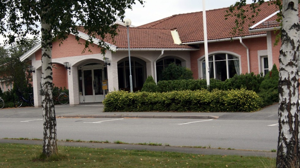 "För att minska risken för smittspridning för personer över 70 år har Eksjö kommun beslutat att stänga restaurangerna på trygghetsboendena", skriver kommunen i pressmeddelandet.