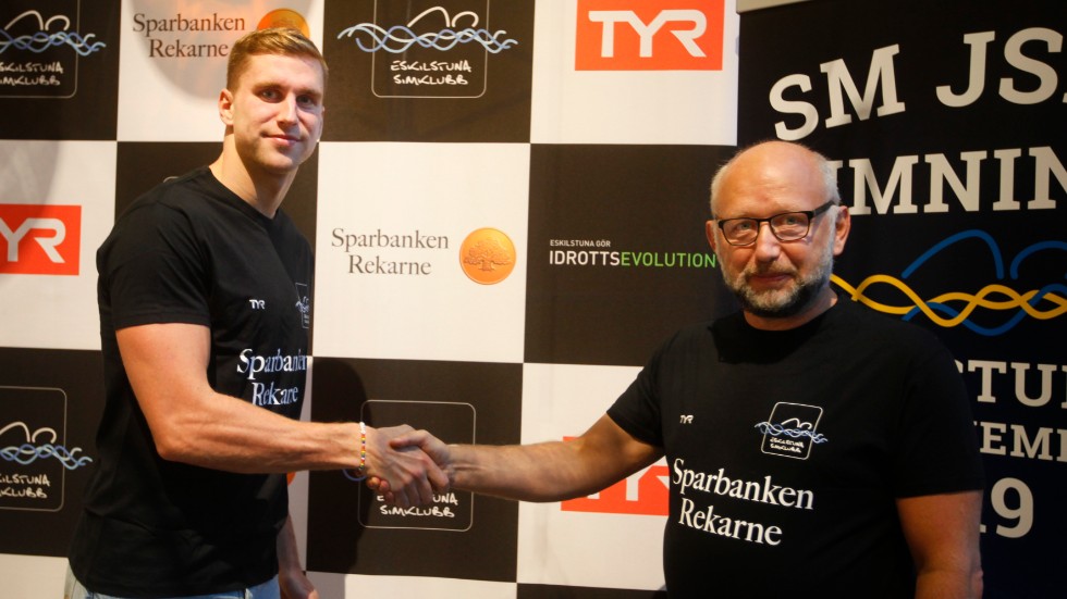 Eskilstuna simklubbs ordförande Christer Magnusson (till höger) hälsar Jonathan Kling välkommen till klubben. 