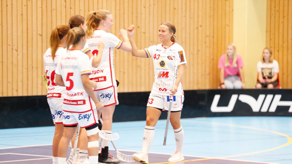 Moa Jakobsson gör high five med sina lagkamrater i SSL-laget Jönköpings IK.