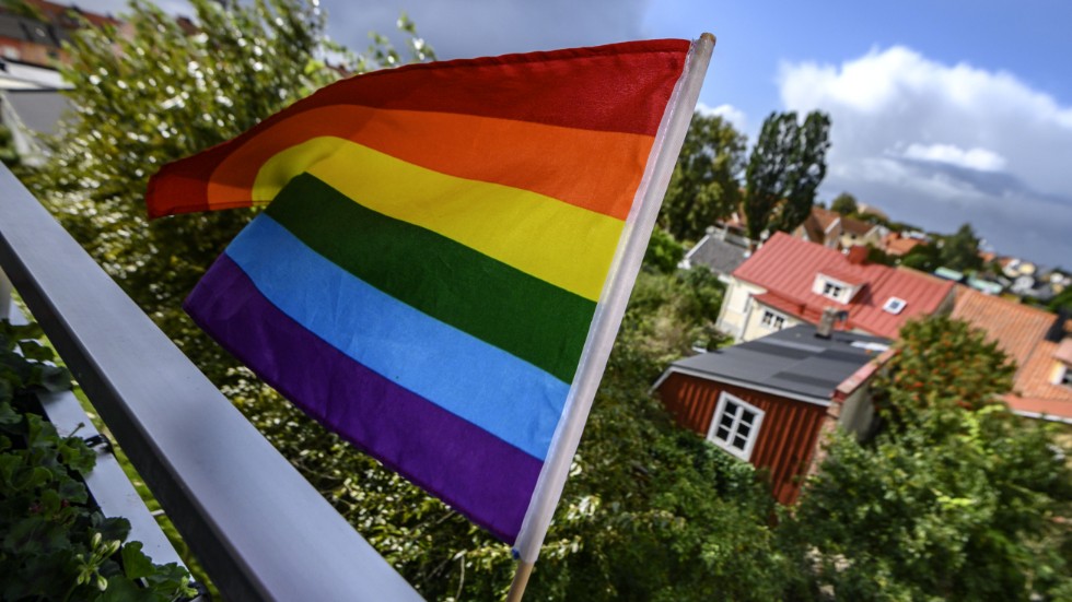 I Sölvesborg plockas regnbågsflaggorna ner från kommunens stänger men privatpersoner fortsätter flagga.