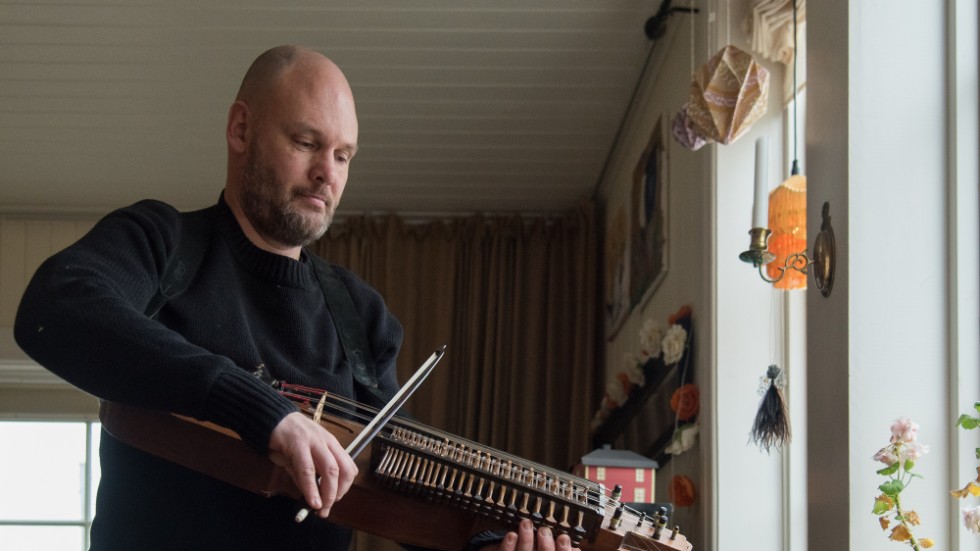 Johan Hedins intresse för folkmusik startade när hans föräldrar gick med i Nybrobygdens spelmän. Då var Johan runt 11 år. 
