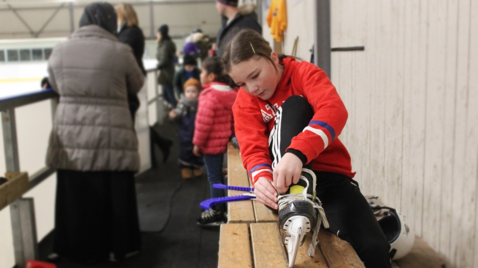 "Hockey verkar vara en kul sport och jag vill ha mer att göra på vintern. Resten av året spelar jag fotboll", säger Maria Gylseth, 12, som testade hocky i VSGF:s tjejsatsning.