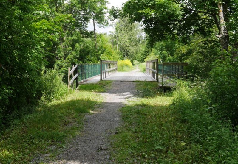 Med asfalt skulle banvallen mellan Uppsala och Örsundsbro skulle bli en utmärkt cykelväg, skriver Martin Wohlin.