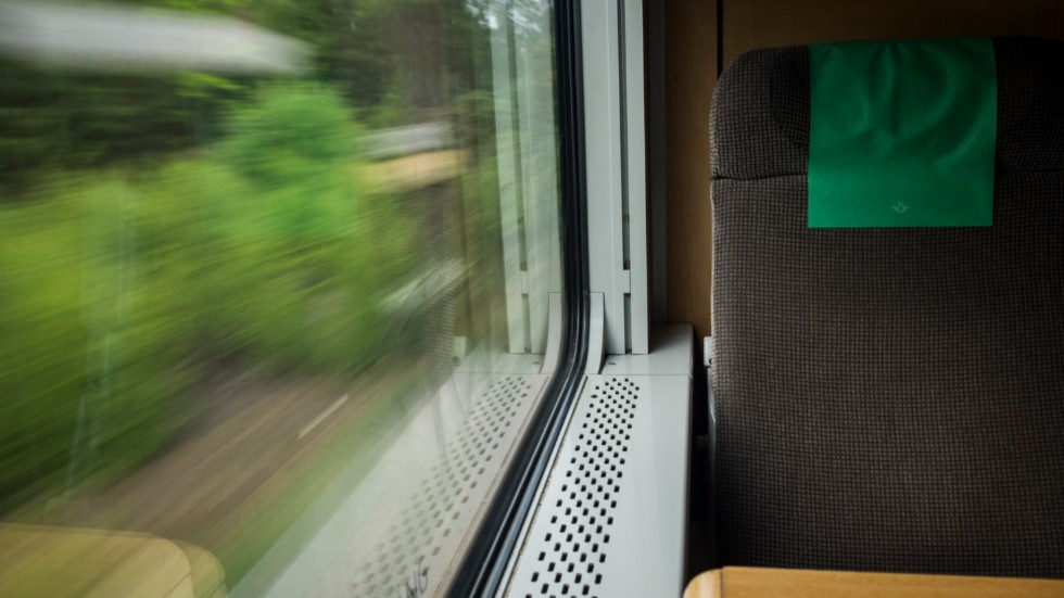 Obehöriga i spårområdet har orsakat stopp i tågtrafiken förbi Uppsala.