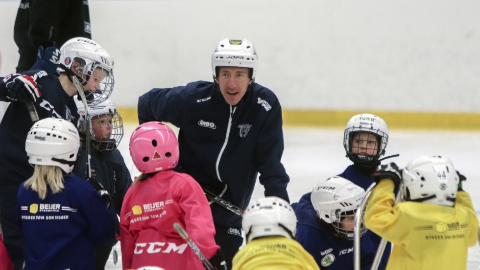 Tonie Pettersson är en av ledarna i KH:s hockeyskola.
