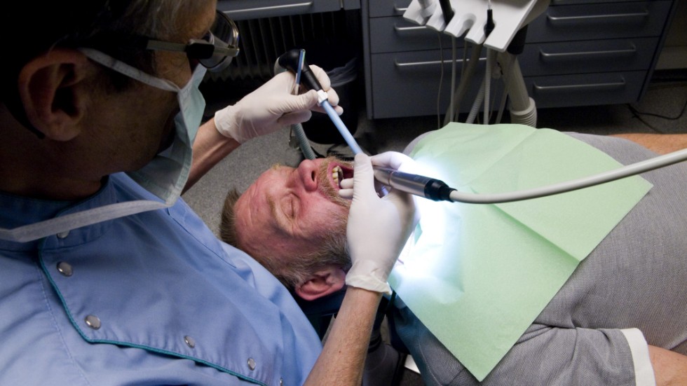 Insändarskribenten menar att  tandvårdsavtal gäller bara basal tandvård.