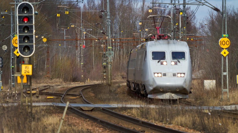 Trafikverket utreder om det är möjligt att dra Ostlänken intill nuvarande södra stambanan, något man redan förstått skulle betyda sänkt hastighet för tågen.