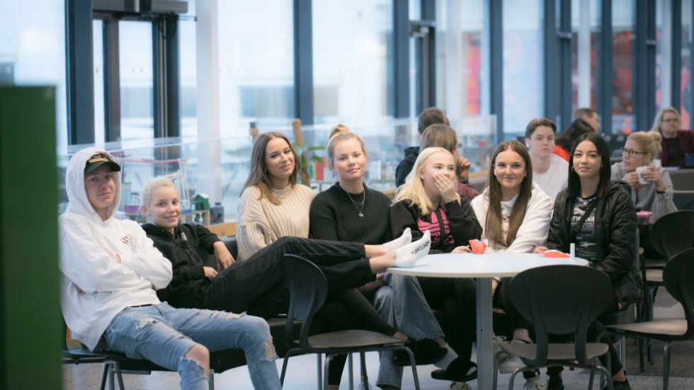 Eleverna Filip Åberg, Ida Johansson, Arijana Kandzic och Ellen Enocksson, Tindra Martin, Elsa Lundqvist och Elin Eriksson är inte glada över det nya förbudet.
