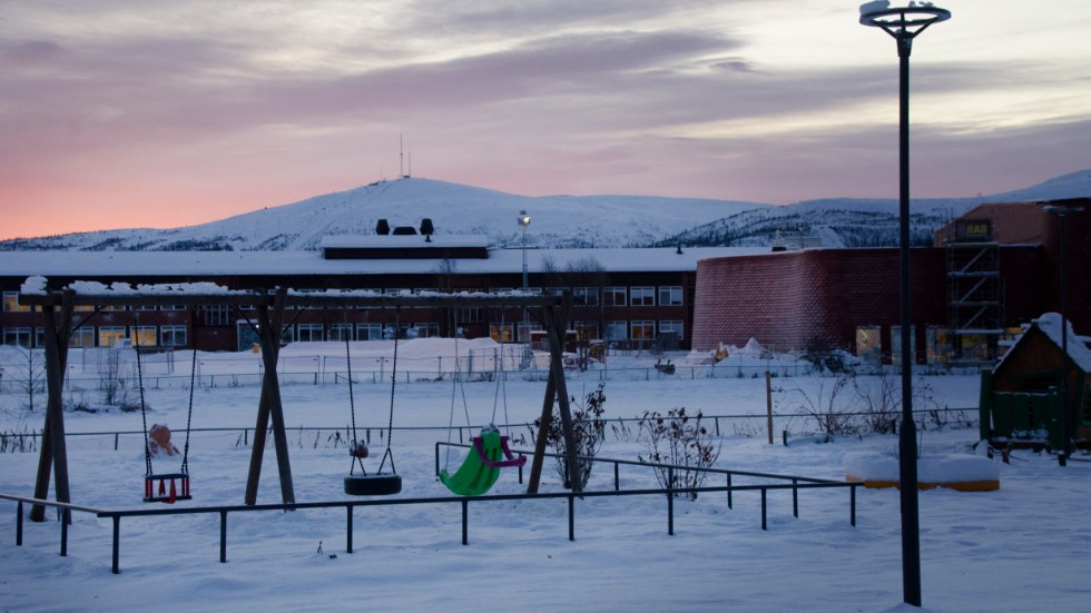Boende vid Sjöparksområdet uppger att nya lekparken och gångstigarna under en längre period saknat belysning.