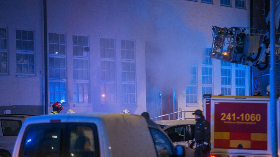 Fler brandhärdar bröt ut i byggnaden och det uppstod kraftig rökutveckling.