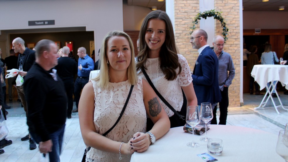 Jennifer Falk Viktorsson (t.v) och Rebecka Liljegren debuterade på vinmässan i helgen. 