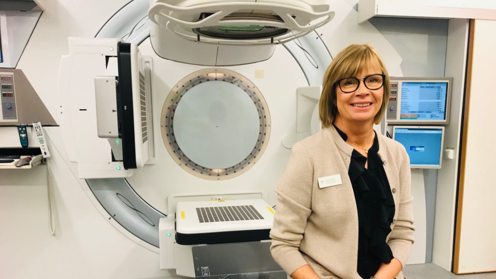 Onkologkliniken Sörmlands chef Carina Larsson är lycklig. Hösten 2021 tas en tredje strålmaskin i bruk och kliniken kan bättre möta upp det allt hårdare trycket av patienter inom cancervården i länet.