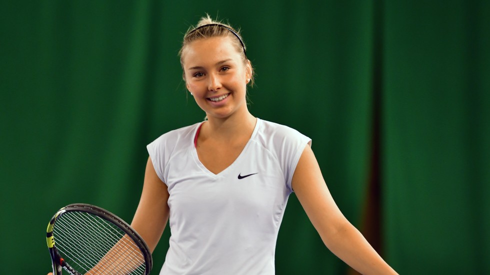 Julia Lövqvist från Upsala TK vill träna tennis så mycket det bara går. Det blir ofta tre pass per dag i UTK-hallen.