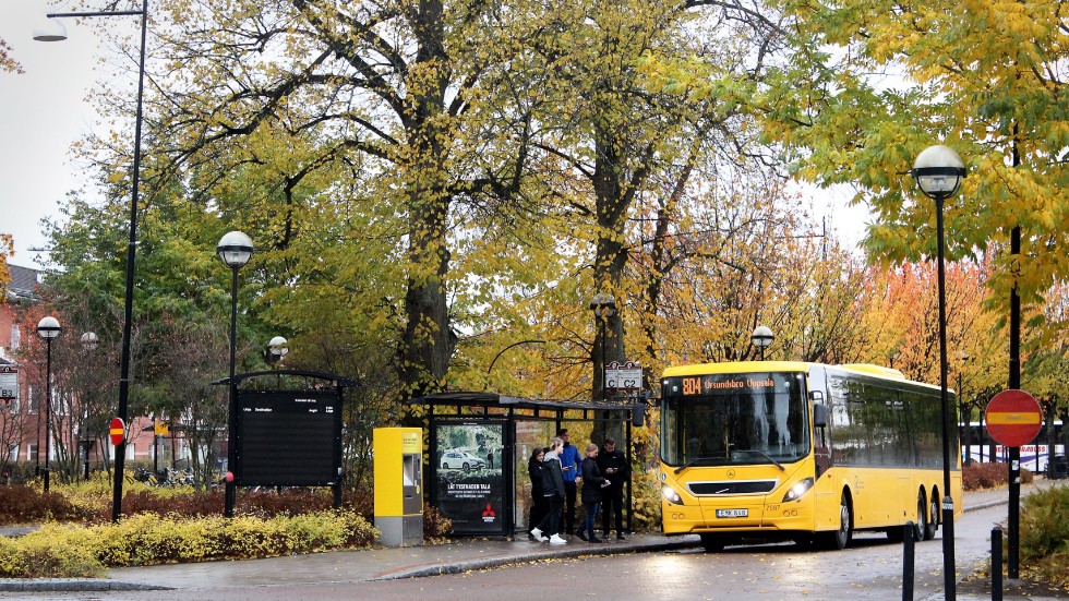 Regionbussar, som 803, 804 och 774 ska enligt förslaget få resecentrum vid järnvägsstationen som knutpunkt och inte längre stanna vid Gustav Adolfs plan.