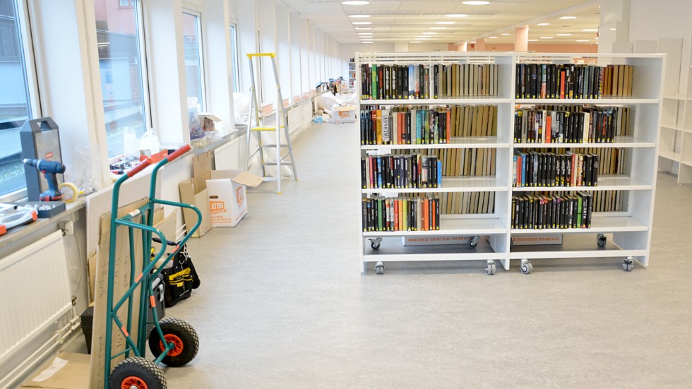 Hyllor på hjul ska göra biblioteket mer flexibelt. Men de största hyllorna står kvar på golvet, de blir ändå för tunga för att flytta omkring, säger bibliotekarien Dag Jonasson.