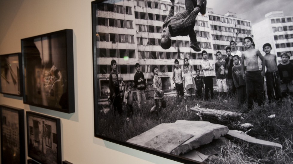 Utställningen "Non Grata" visas på Sörmlands museum fram till januari. En av de centrala bilderna visar en barnaskara i ett slitet bostadsområde där en akrobatisk pojke väcker stor uppmärksamhet.