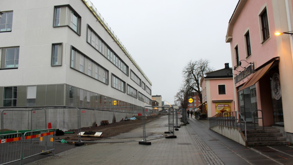 Vägsträckningen förbi vårdcentrum, Centrumkyrkan och Kulturhuset öppnas för trafik i båda riktningarna.