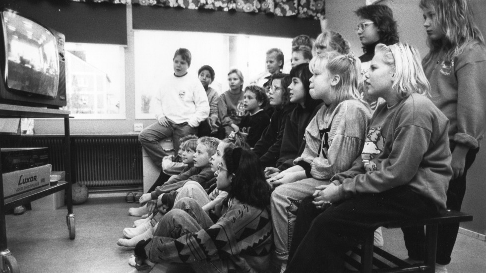 För 30 år sedan kunde det se ut så här när skolelever tittade på tv i klassrummet. 