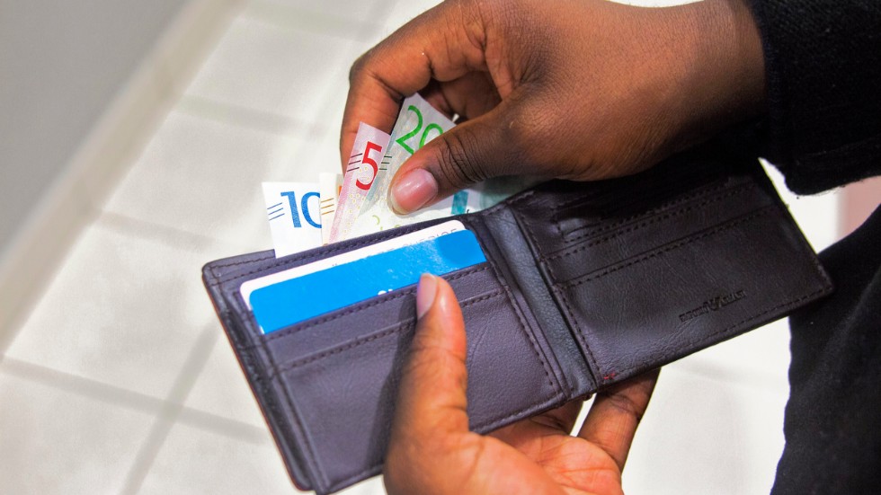 En kvinna har blivit bestulen på sin plånbok. Tjuven misstänks också ha handlat på kvinnans bankkort.