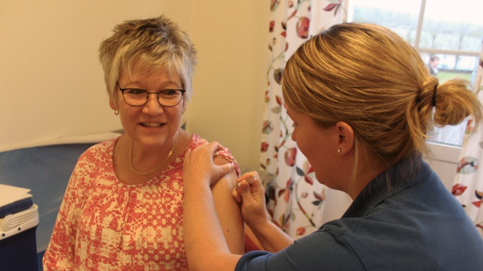 Anneli Johansson vaccinerades av sjuksköterskan Johanna Ingström.