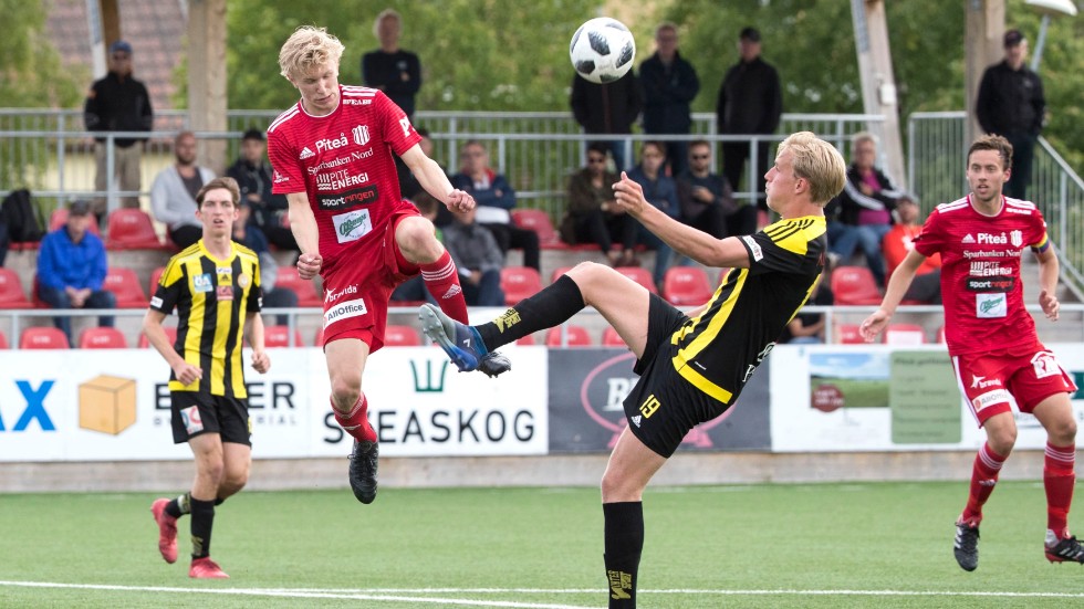 Friska Viljors Herman Johansson, till höger i bild i gul/svart tröja, har haft ett möte med IFK Luleå. 