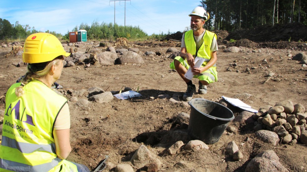 Anton Seiler pratar med Caroline Arcini om fynden i en av gravarna från vikingatiden utanför Åby. Just nu pågår en stor arkeologisk utgrävning.
