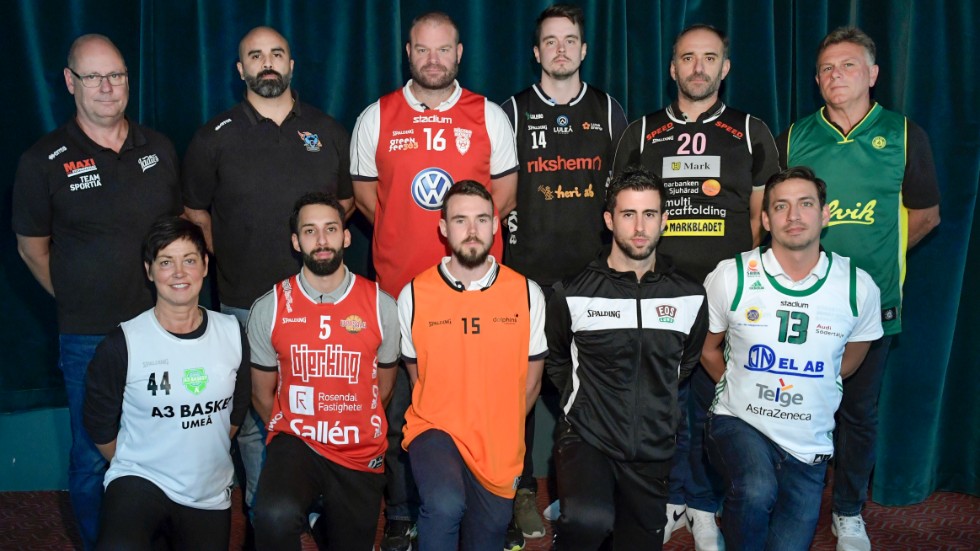 Coacher Svenska Basketligan dam. Övre raden från vänster: Eivind Möstl, Visby Ladies, Francisco Pinto, Wetterbygden Sparks, Jonas Fredrikson, Hösbo basket, Robin Sandberg, Luleå basket, Pascal Leras, Mark basket, Fotios Ioannidis, Alvik basket. Nedre raden från vänster: Lotta Enjebo, klubbdirektör A3 basket, Mady Mahdy, Uppsala basket, Kevin Taylor Lundgren, Norrköping Dolphins, Xavier Hernández Bofill, IK EOS och Viktor Bengtsson, Telge basket. 