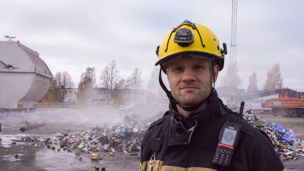 "Det har börjat brinna i lasten så vi fick trycka ut det på gården för att kunna börjas släcka", säger Johan Grimstål, styrkebefäl på räddningstjänsten. 
