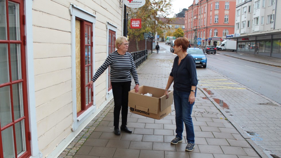 Bara några steg bort ligger den nya tillfälliga Kupan som får duga fram till jul. Margareta Andersson och Birgitta Widén kånkar.