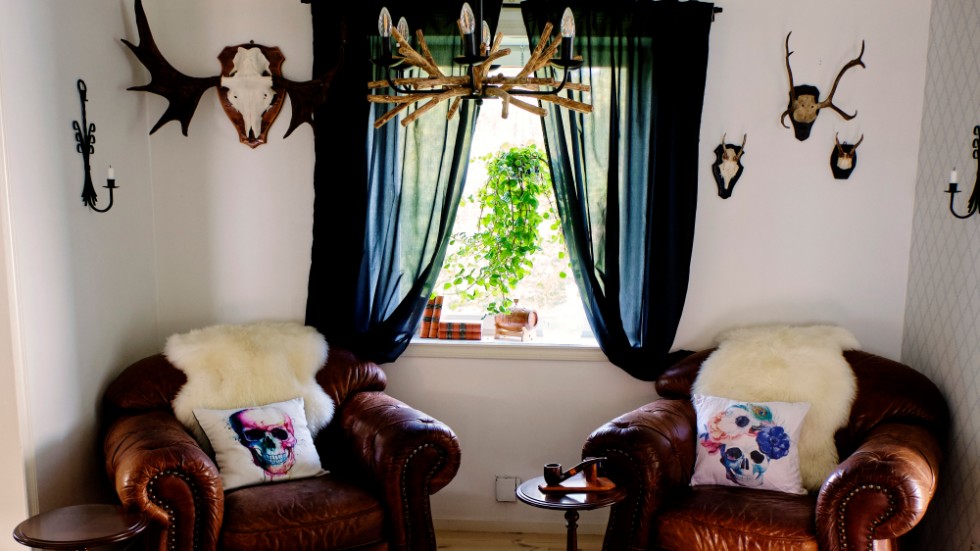 Fåtöljerna med tillhörande soffa i Chesterfield-stil för 800 kronor är Marias hittills bästa Blocket-fynd. Om alla djurhorn på väggarna säger hon: ”Man kan tro att vi är jägare, men de är bara utsmyckning.”