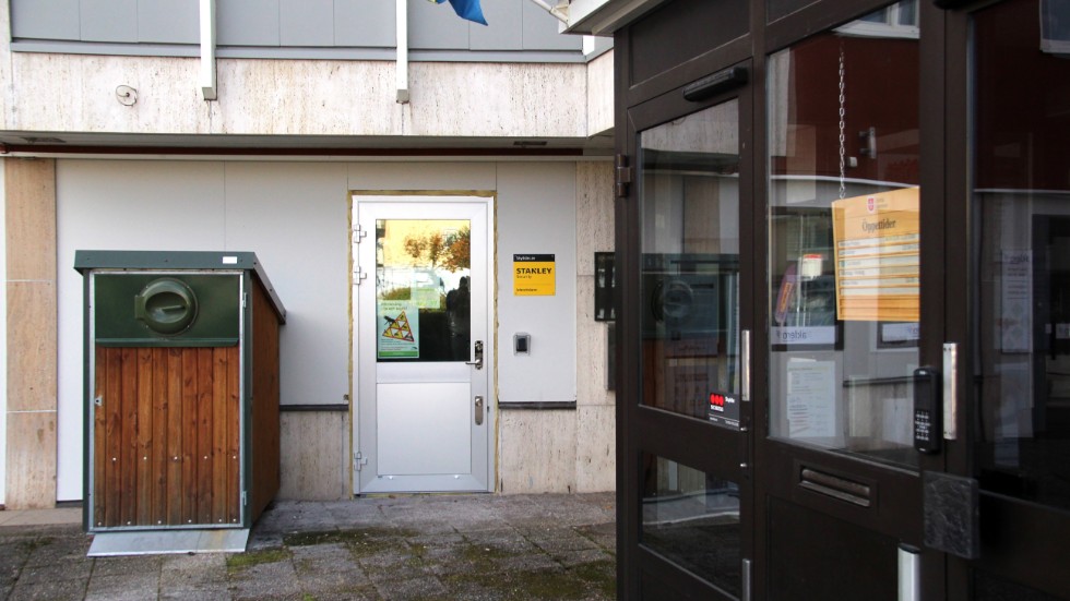 Nu är en dörr på plats vid poliskontoret i Kisa och poliserna slipper att gå genom kommunhuset för att nå sina arbetsplatser. 