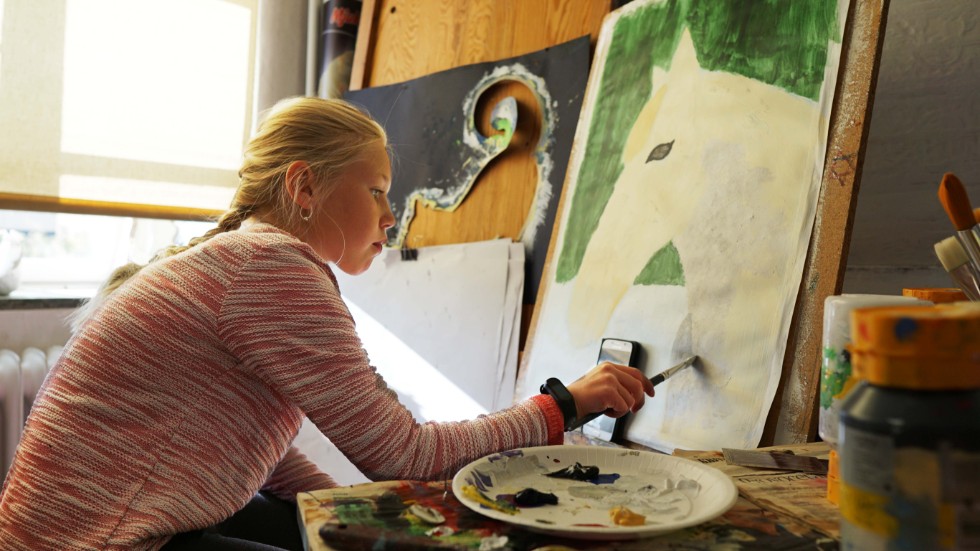 Nellie Eriksson målar en häst.