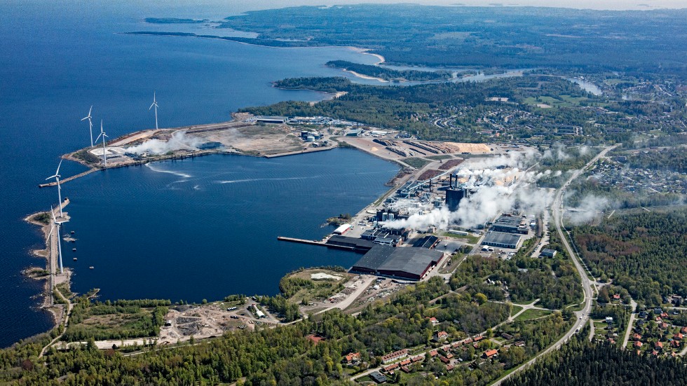 Stora Enso ska utreda om koldioxidlagring är möjligt på deras fabriker i Skutskär och Skoghall, Värmland.