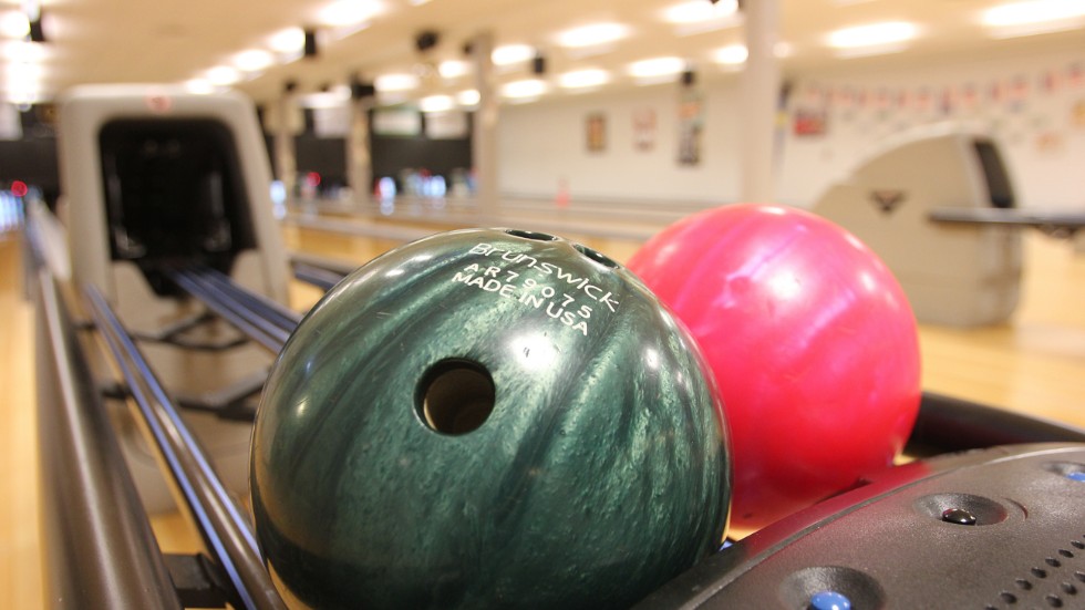 Ensamstående föräldrar med barn får chansen att prova på bowling gratis. 