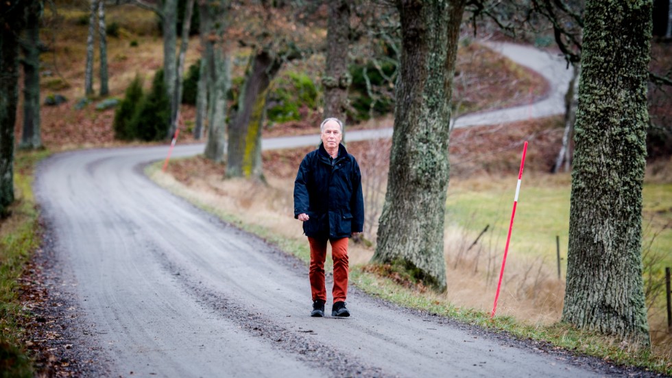 Här promenerar Jan Moberg på en av sina favoritvägar, den mellan Husbygård och vidare mot Blacksta.
