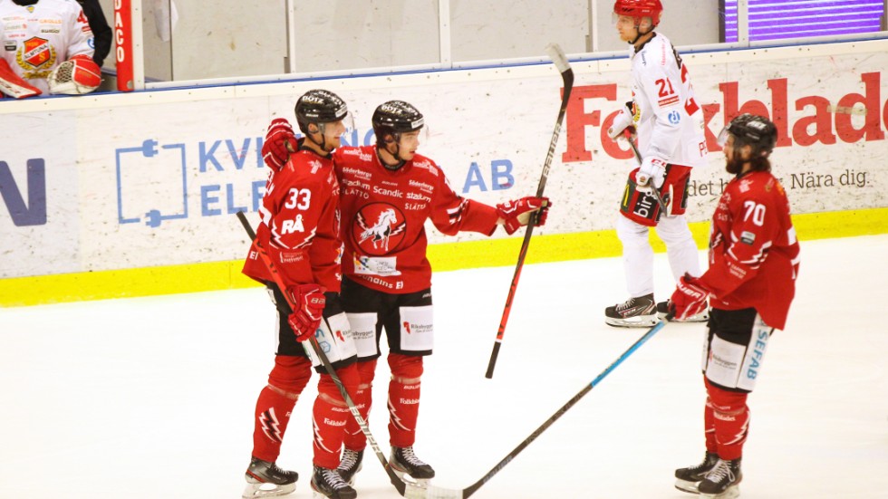 Viktor Lodin (i mitten) fick jubla över sitt första spelmål sedan han kom till Vita Hästen från Örebro.