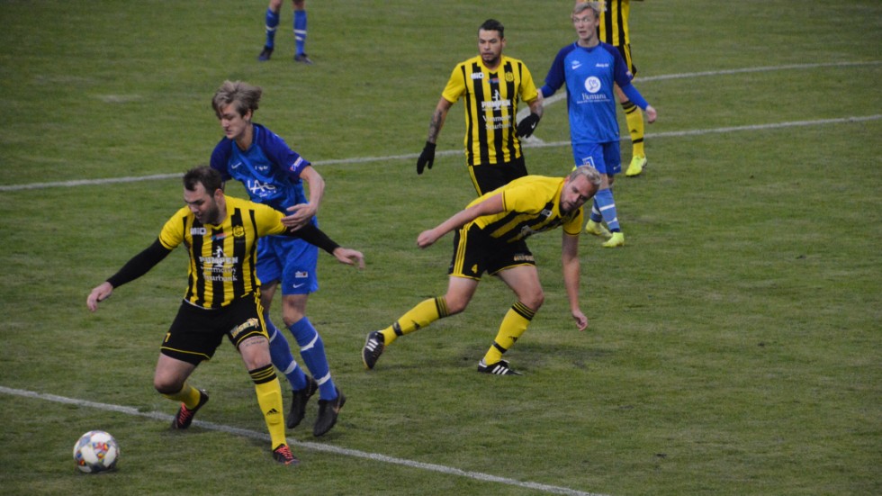 Gullringen slog Aneby med 4-1 under fredagen och gjorde så att Västerviks FF blev mästare i kavaj.