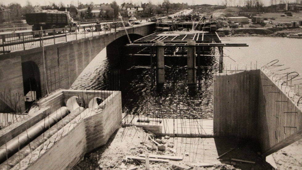 Våren 1976 pågick arbetet med nya Riksbron för fullt. Målet var att bli klar i tid innan semestertrafiken året därpå.