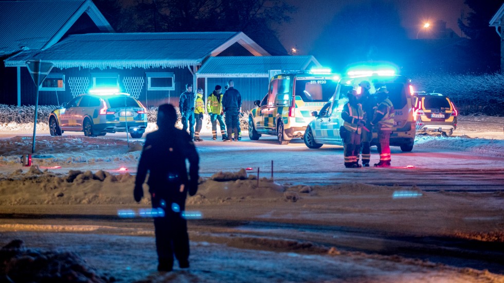 Polis, ambulans och räddningstjänst på plats vid olyckan på Granvägen i Öjebyn.