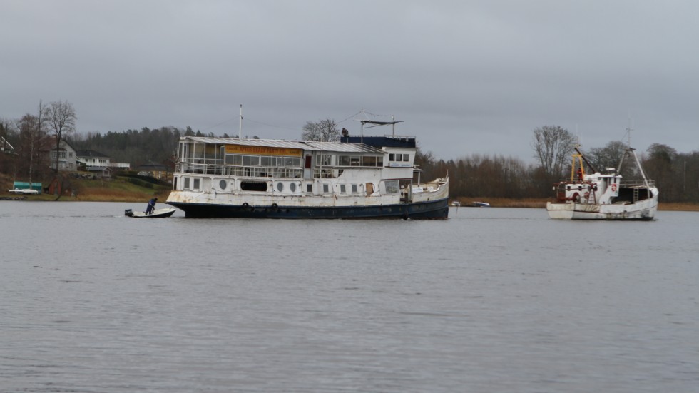 Under söndagen sågs Skeppet bogseras ut ur Uppsalas farvatten.