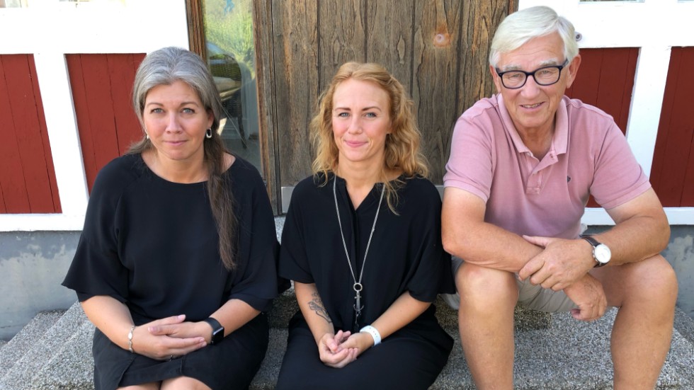 För 30 år sedan startad Familjehemscenter i privat regi. Caroline Wendel, Lisa Ramlöv och Larseric Ramlöv är tre av de nio som jobbar i verksamheten.