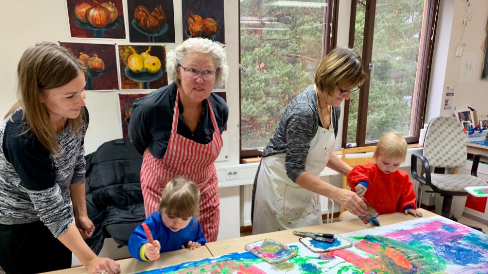 Måla kan vara kul. Emma Wallin tog med sig barnen Thea och Hellmer. Britt-Inger Lindholm går konstutbildningen liksom barnens mormor Majvy Wallin.