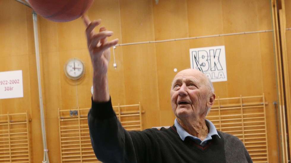 Visst sitter takterna i. Carl-Axel Nilsson var med och grundade Mörlunda Basket en gång i tiden, och spelade en väldig massa matcher i klubbens tröja.