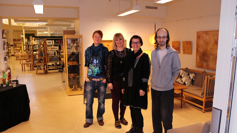 Konstnären Ann Brehmer P (tvåa från höger) med "bibblans änglar" Sissela Wasén, Heléne Hjertstedt och Ola Ekström.