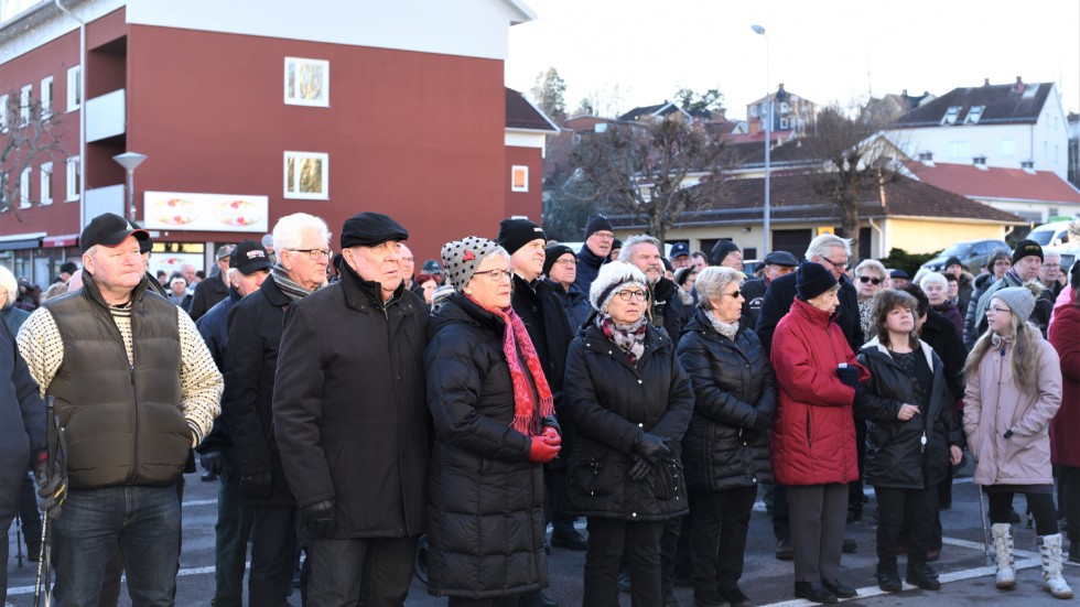 Dragningen i Kisaruschens lotteri lockade en stor publik till Stora torget i Kisa på nyårsafton. 