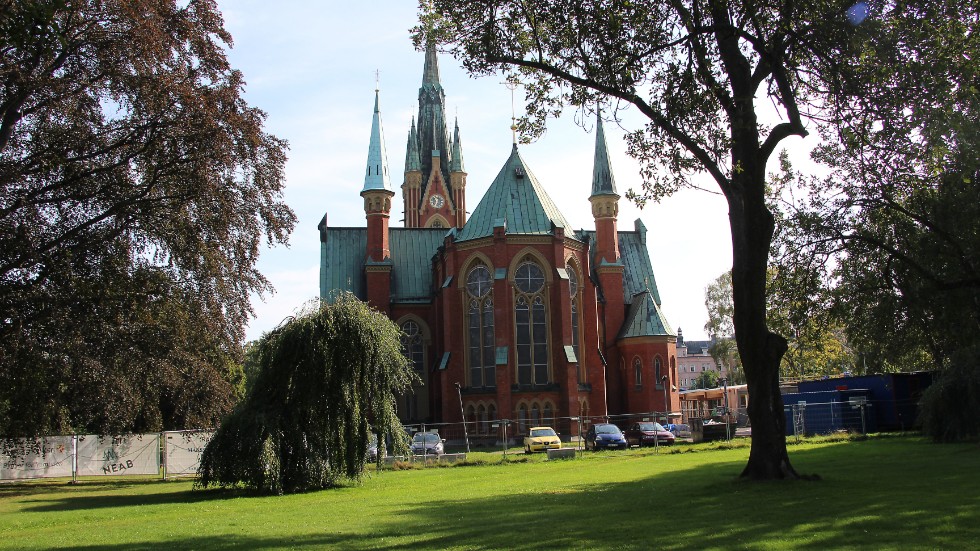 Matteus kyrka i nygotisk stil är ritad av sin tids stjärnarkitekt Helgo Zettervall och stod klar 8 maj 1892.  Då var det nytt med fönsterinfattningarna i betong, ett material som återkommer i den nya byggnaden.