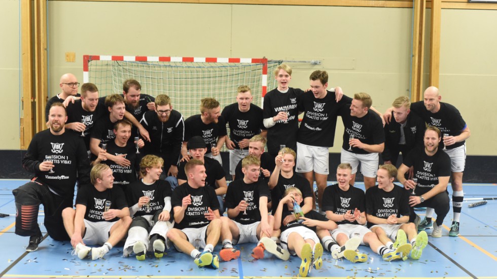Laget som gjorde det. VImmerby IBK samlat för lagbild efter segern mot Nässjö som innebar att laget tar steget upp i division ett.