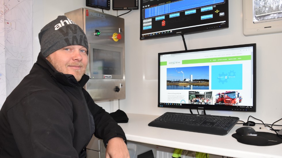 Tobias Järvenpää tar hjälp av teknik för att övervaka spolningen.