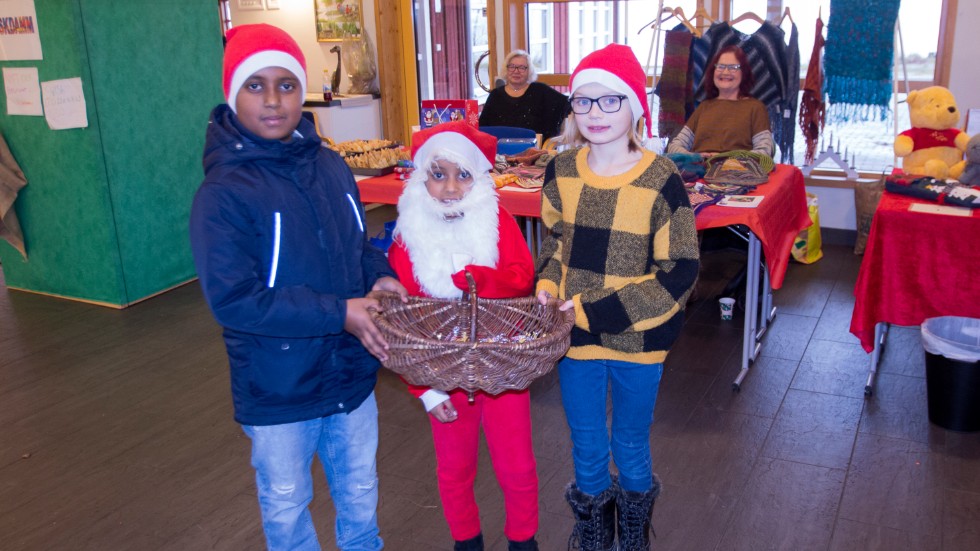 En näpen trio tomtenissar skötte fiskdammen och såg till att bjuda marknadsbesökarna på gotter. Från vänster: Abodi Fayz, Mimmi Fayz och Thea Tholin.