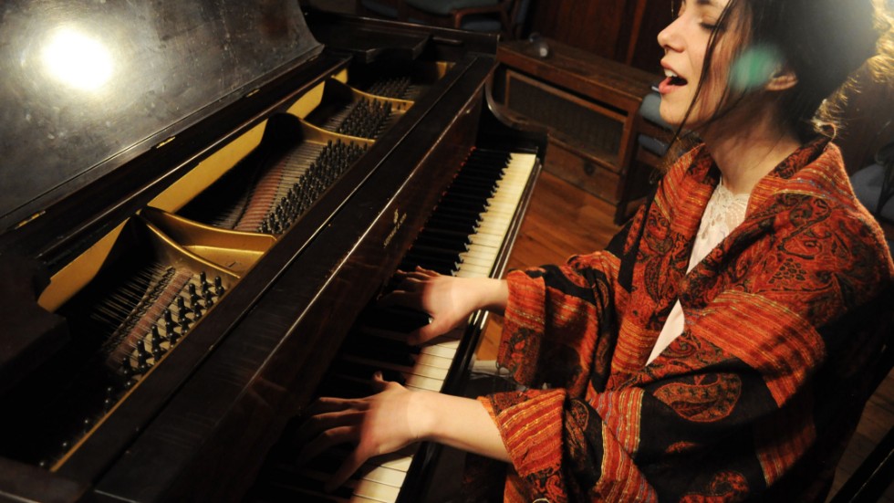 Stämsång, piano, gitarr, slagverk, och akustiska ljudeffekter som sandpapper och bestick. Clara Strauch och de andra tar hjälp av det mesta för att skapa ett "levande ljudrum" i "Wayward Home".    